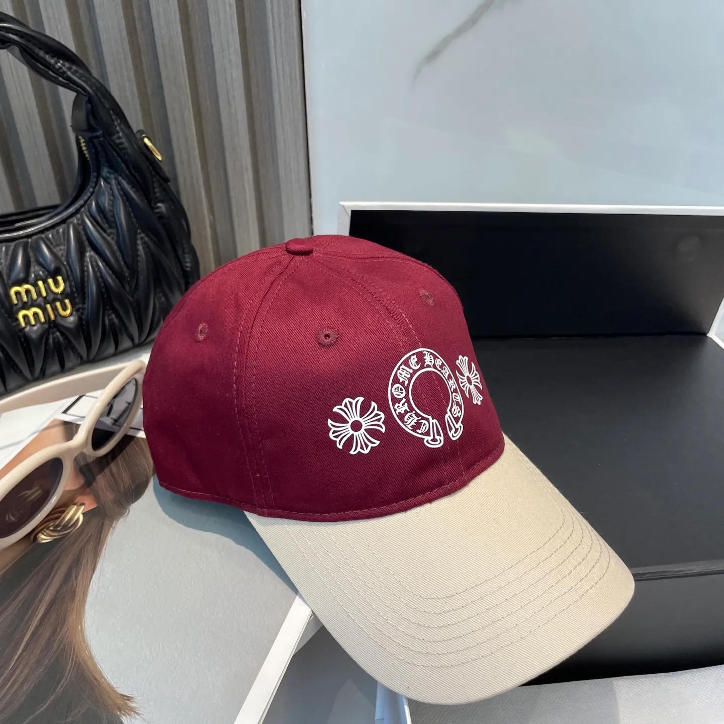P60 Crow Heart 🆕🆕New color-blocked baseball cap, personalized fashion classic cross logo, casual with a cool feeling, unisex style, same style for men and women! Very easy to match! Head circumference: 56-58cm is available